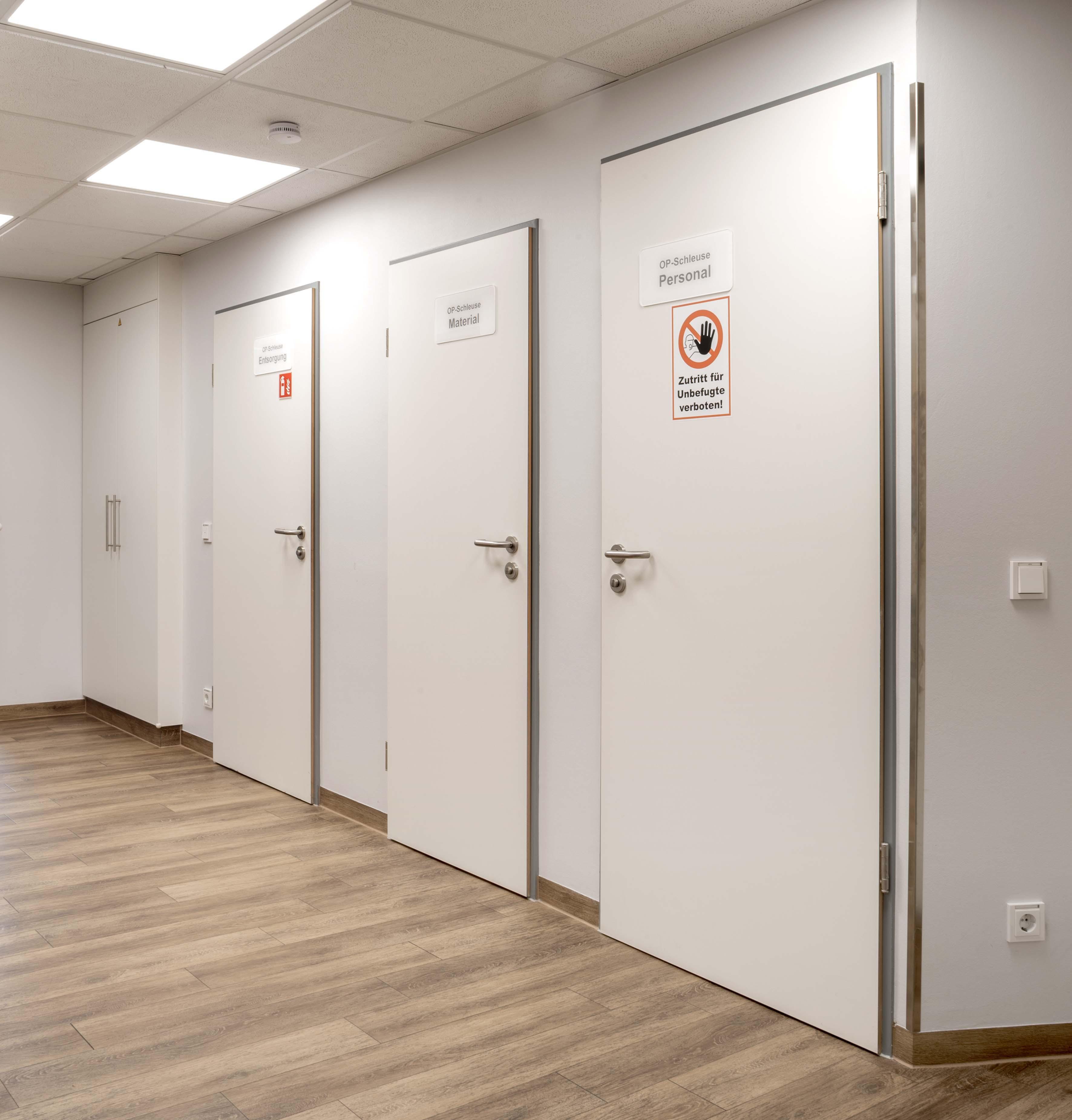 Zugang zu unserem sterilen OP-Bereich mit Personal- und Materialschleuse in der Praxis in Bochum