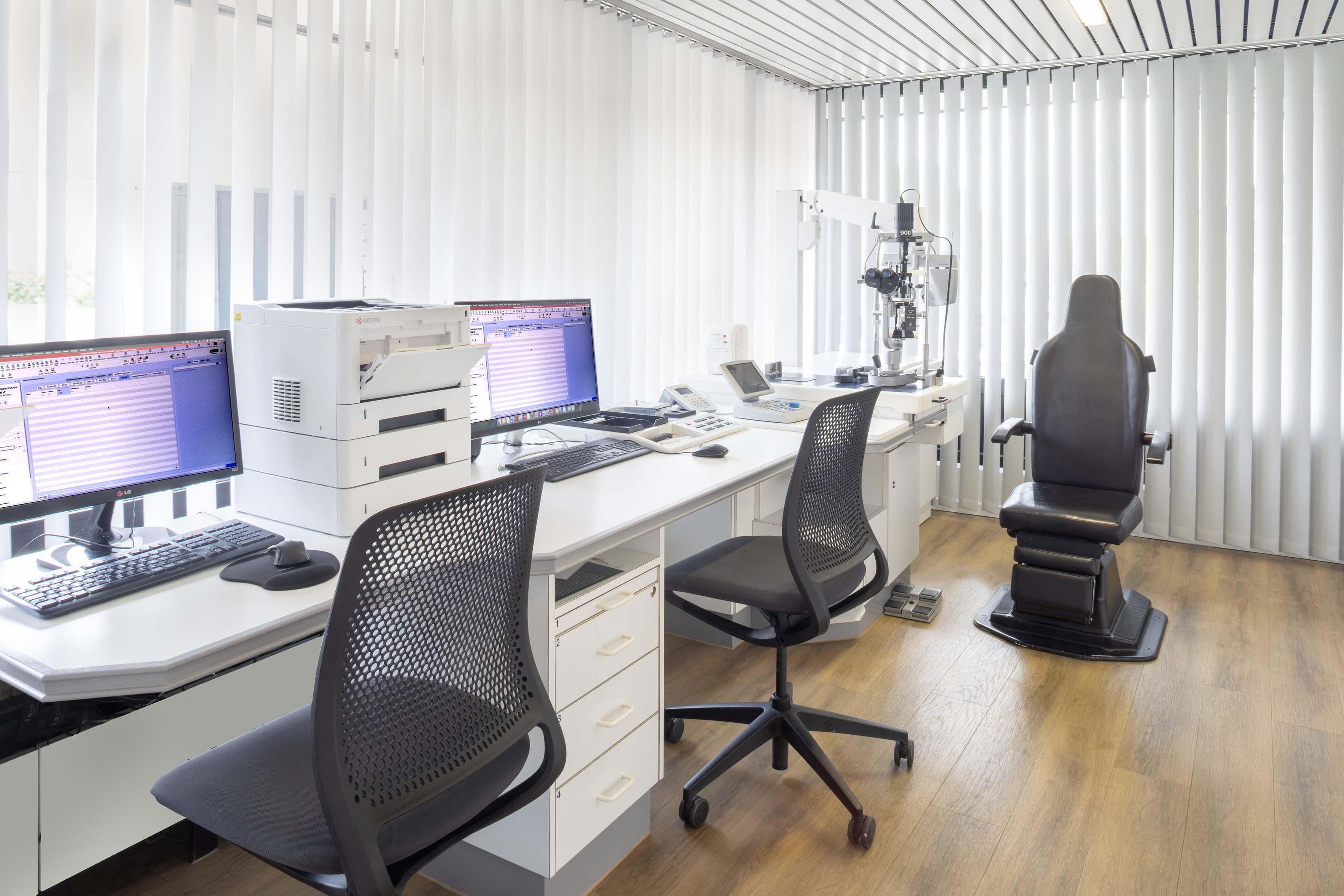 Modernes Untersuchungszimmer mit Spaltlampe und Untersuchungsstuhl