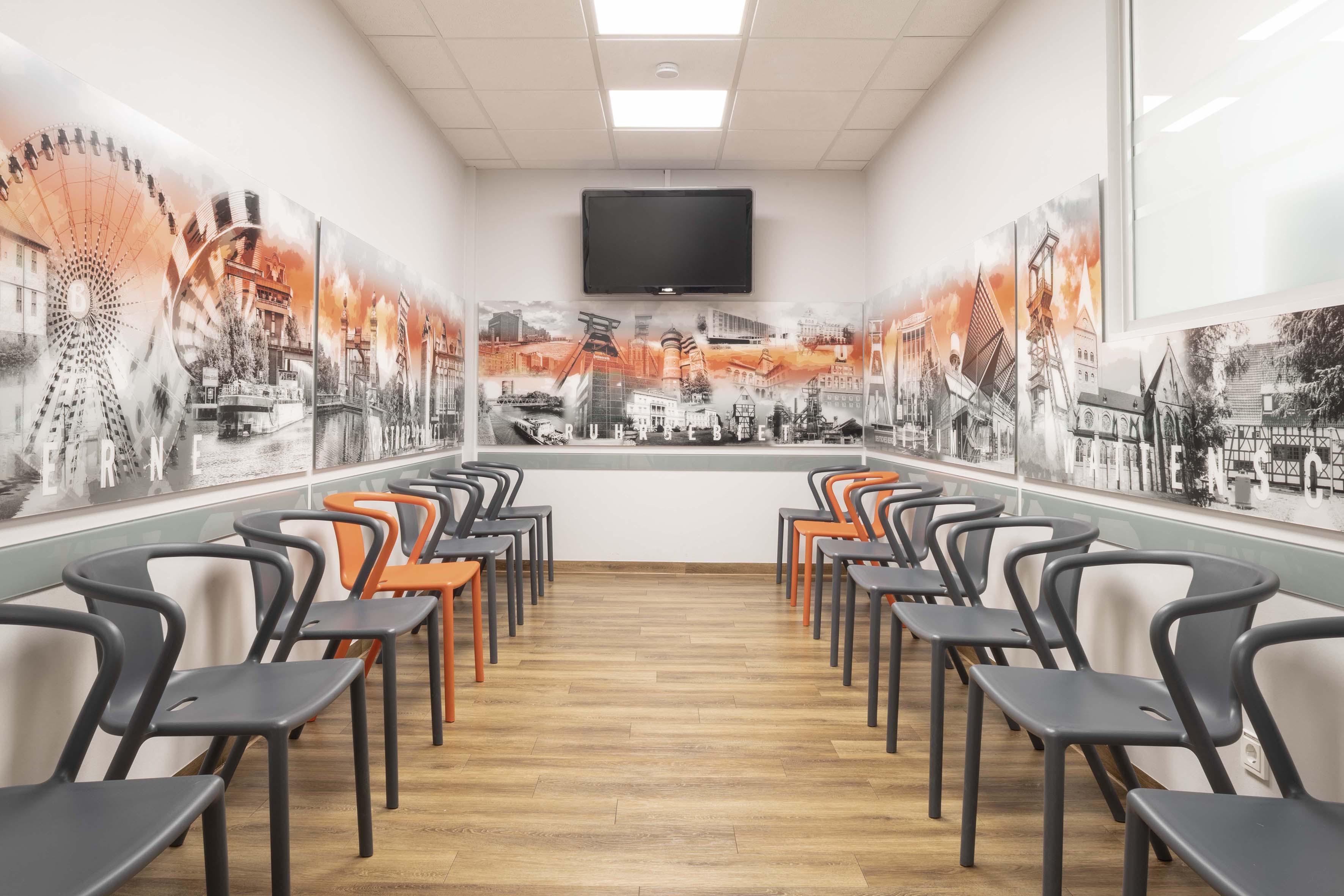 Wartezimmer mit großflächigen Bochum-Motiven an der Wand